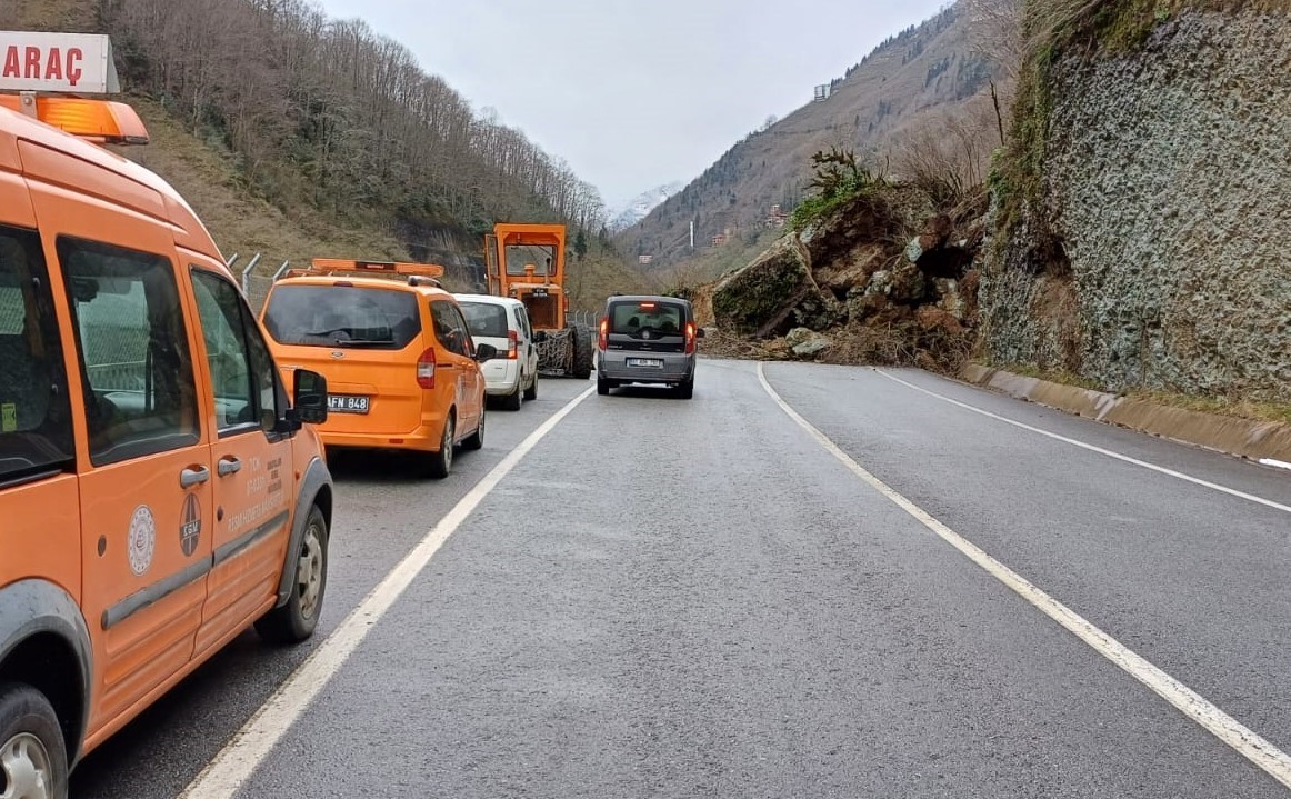 Trabzon’da heyelan nedeniyle Santa Yolu ulaşıma kapandı