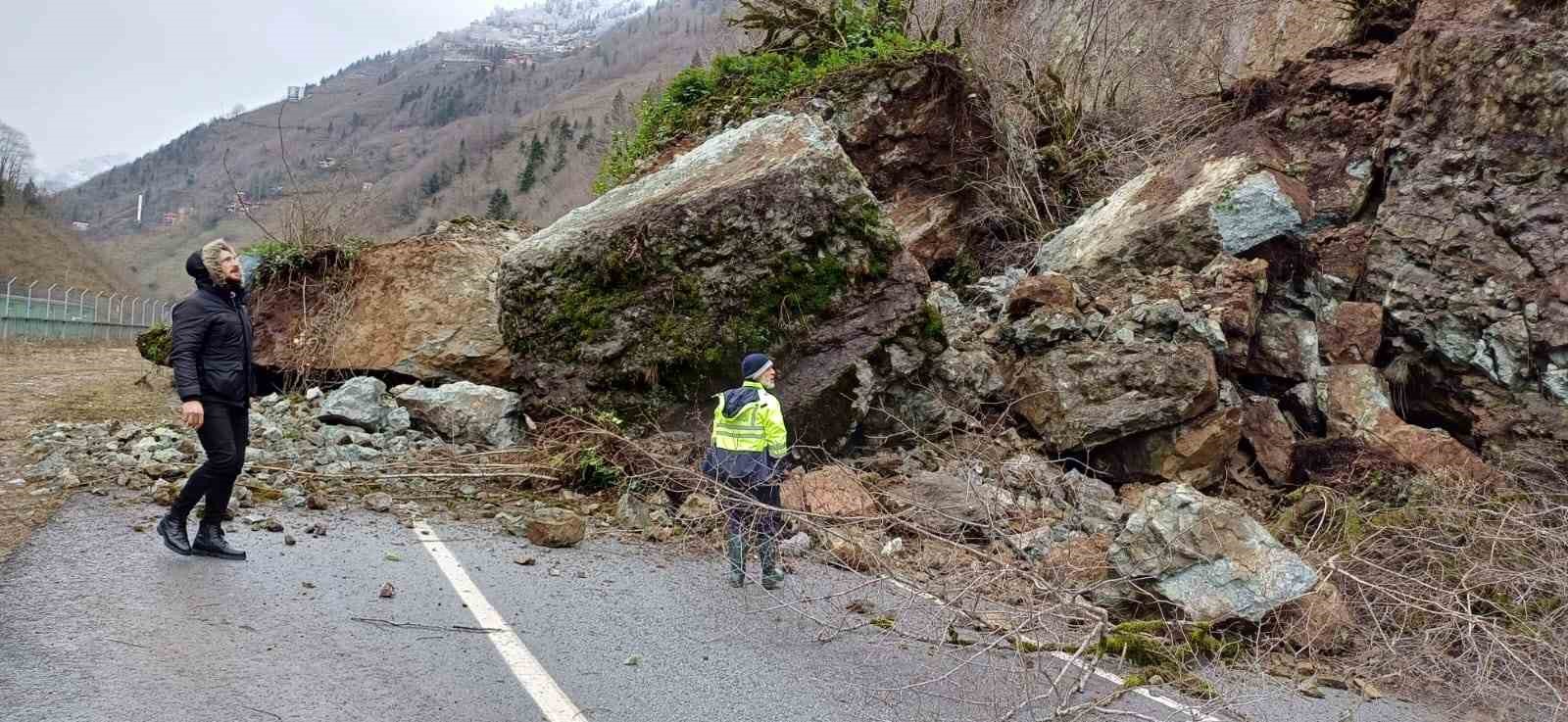 Trabzon&rsquo;da heyelan nedeniyle Santa Yolu ulaşıma kapandı
