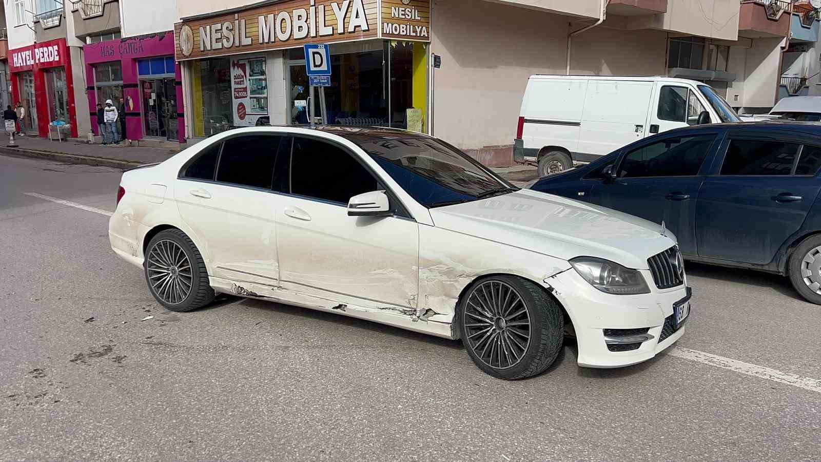 Polisten ka&ccedil;arken kaza yaptı, kaza yerinden de ka&ccedil;tı
