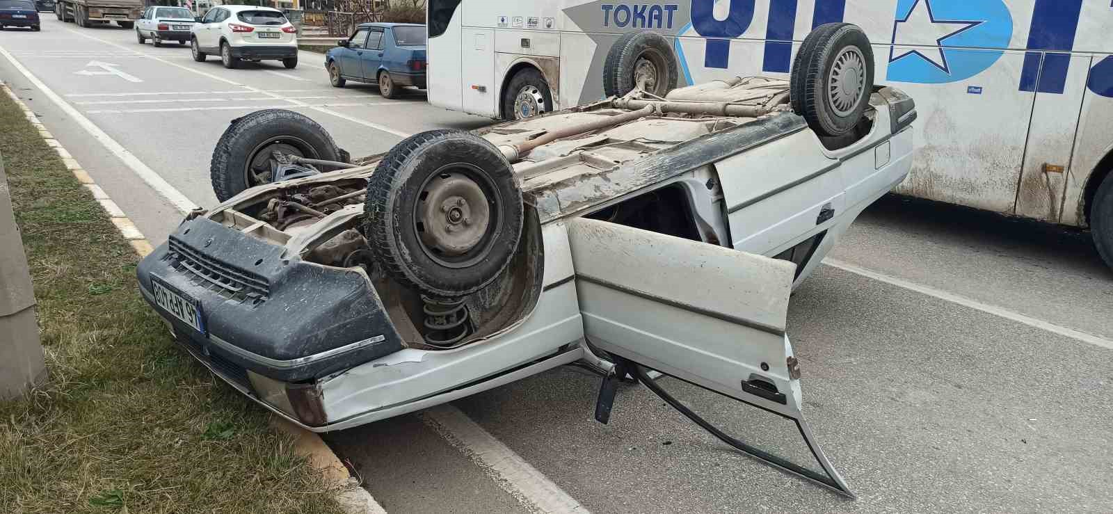 Tokat&rsquo;ta takla atan otomobil vatandaşlar elleriyle &ccedil;evirdi
