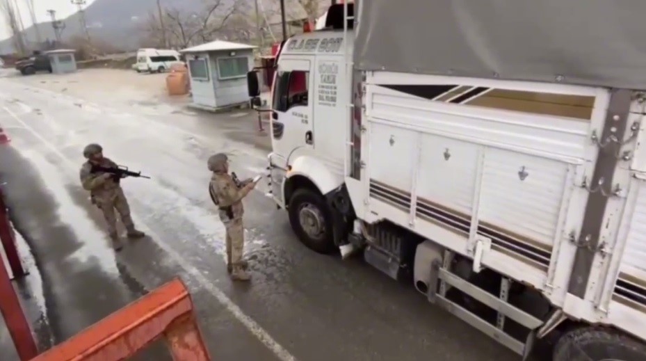 Bitlis’te tır dorsesinde 76 göçmen yakalandı