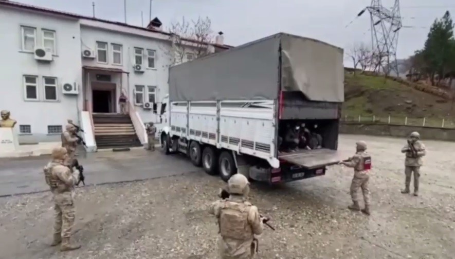 Bitlis&rsquo;te tır dorsesinde 76 g&ouml;&ccedil;men yakalandı
