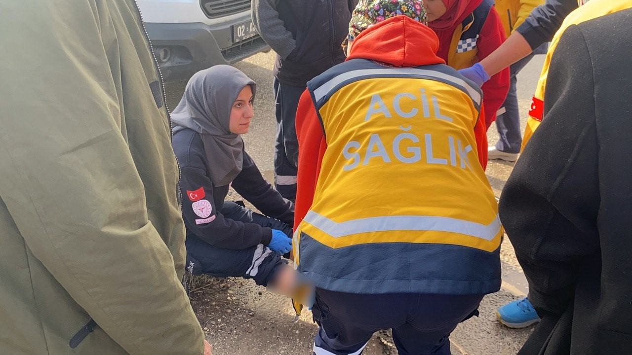 Ambulans ile otomobil &ccedil;arpıştı: 2 yaralı
