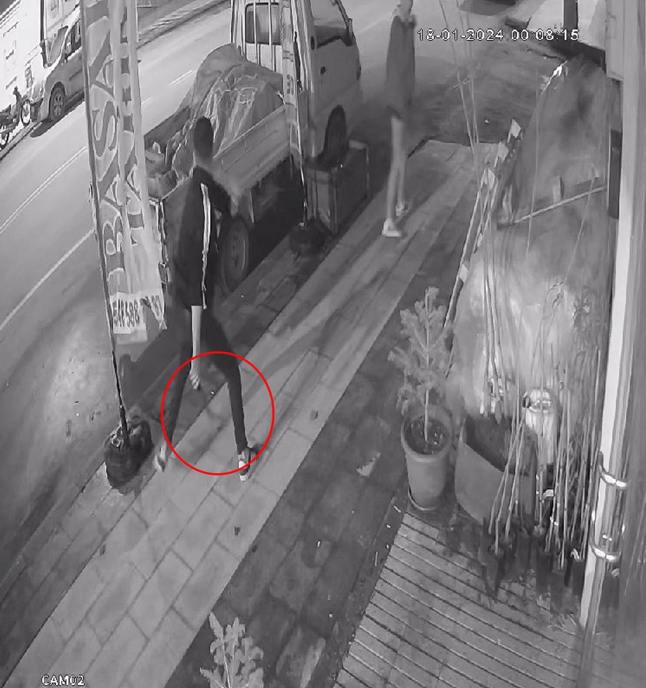 Ellerinde bı&ccedil;akla geldiler, iş yeri reklam afişini par&ccedil;alayıp yollarına devam ettiler
