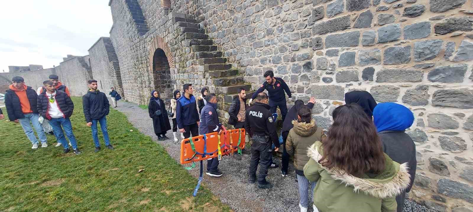Diyarbakır’da surların merdiveninden yuvarlanan kız yaralandı