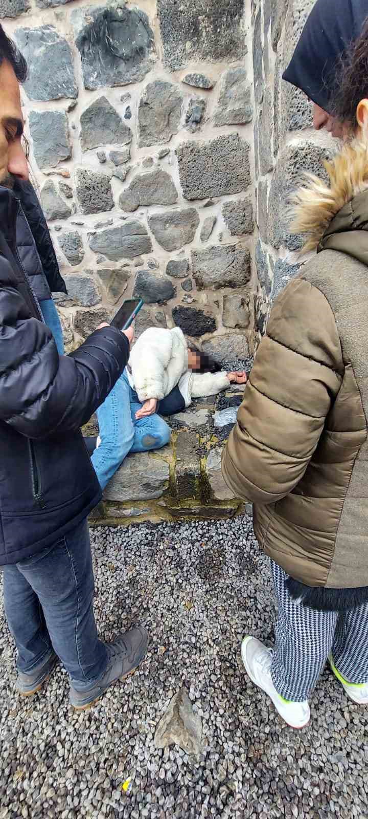 Diyarbakır&rsquo;da surların merdiveninden yuvarlanan kız yaralandı
