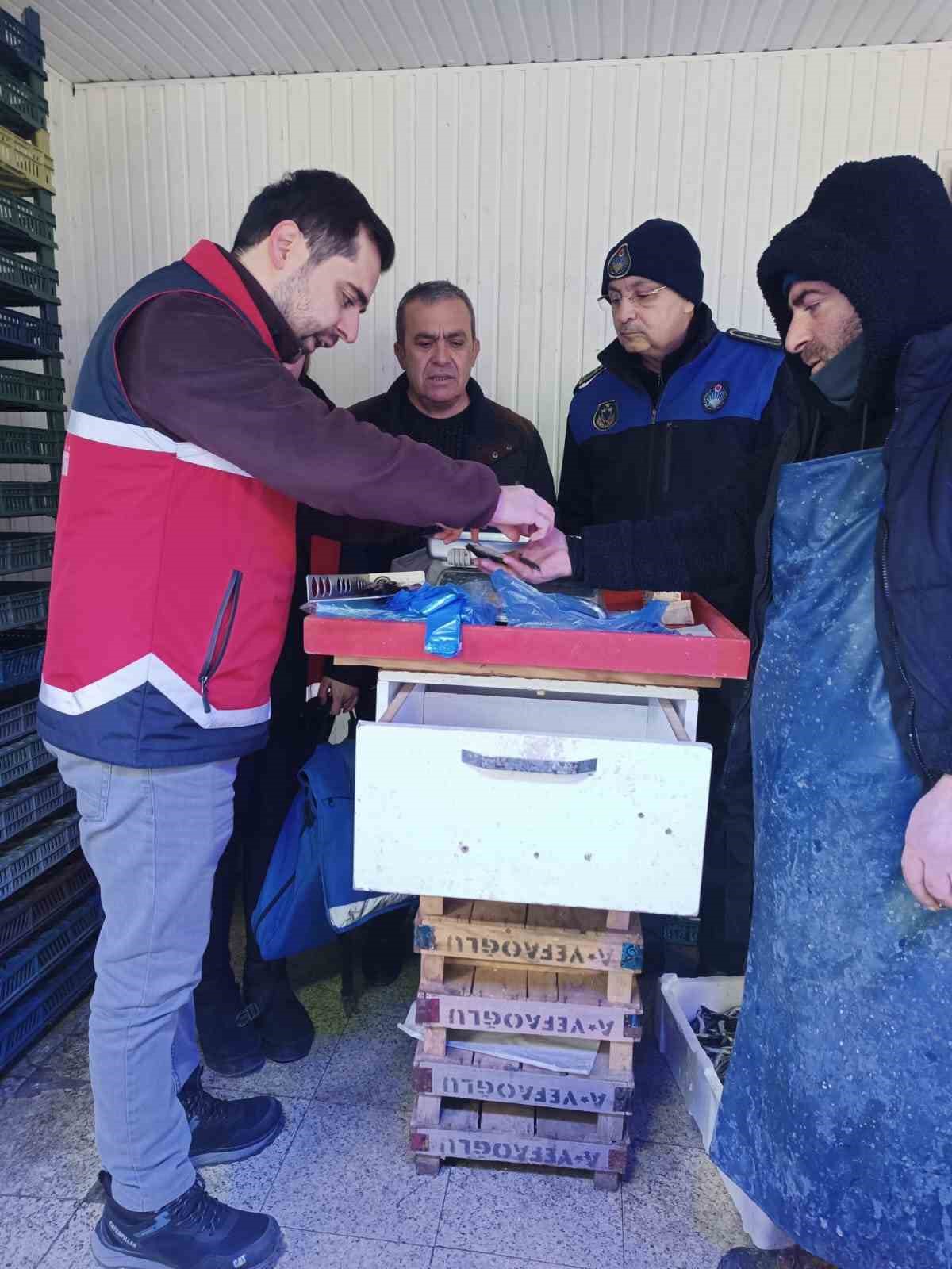 Semt pazarında balık denetimi: Boyları tek tek ölçüldü
