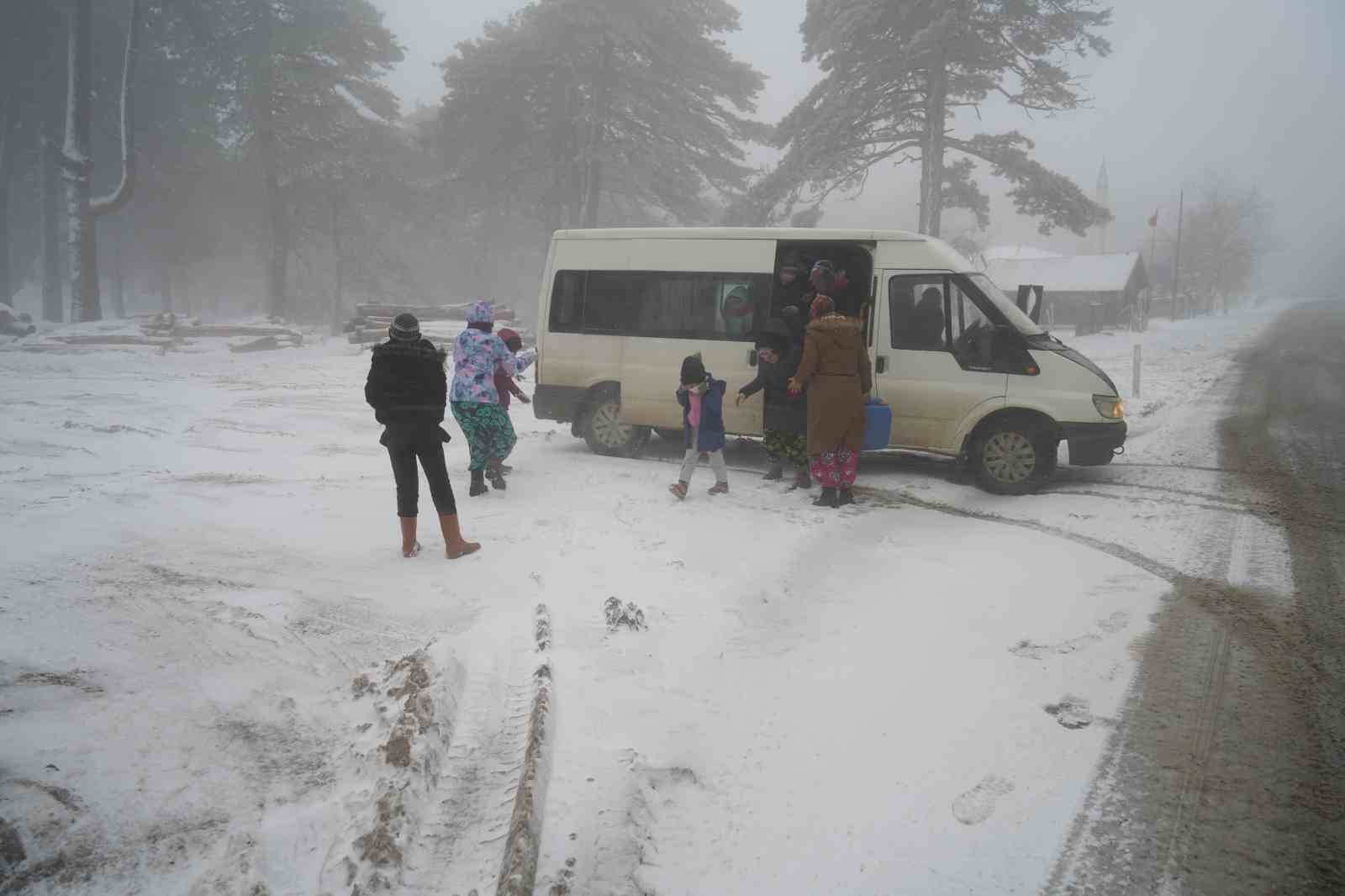 Kazdağları&rsquo;nda kar yağışı hayatı olumsuz etkiliyor
