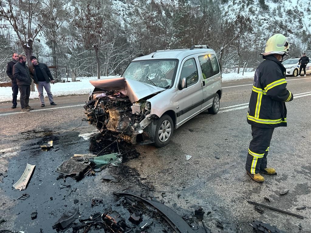 G&uuml;m&uuml;şhane&rsquo;de iki ara&ccedil; kafa kafaya &ccedil;arpıştı: 4 yaralı
