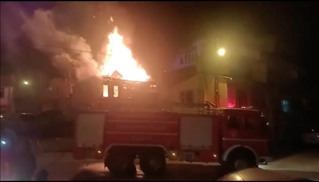 Isparta’da ev yangını: Alevler geceyi aydınlattı