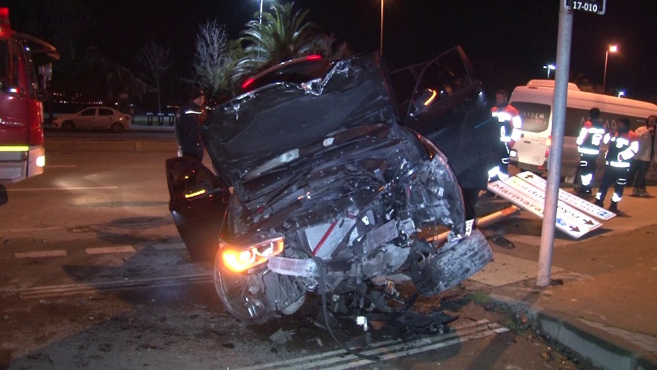 Kartal’da kontrolden çıkan araç trafik levhasına çarptı: 1 yaralı