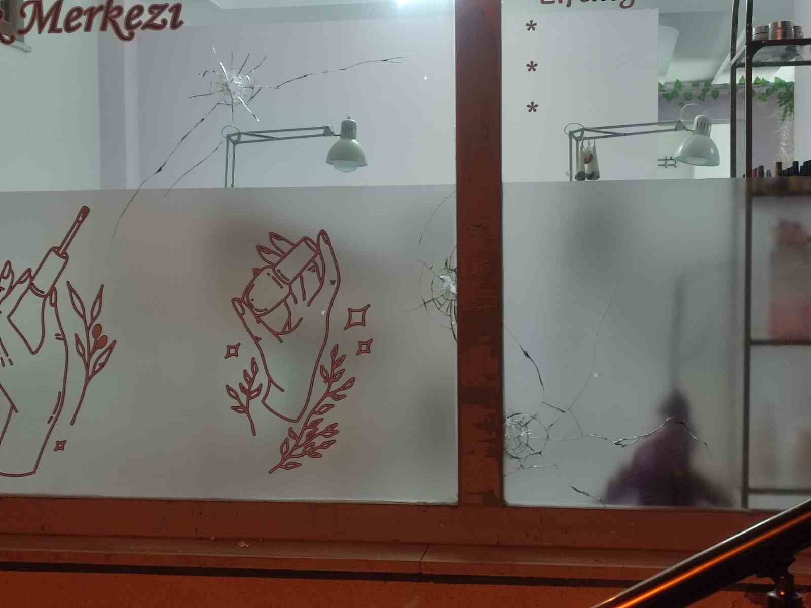 Keşan&rsquo;da g&uuml;zellik merkezine silahla ateş edildi
