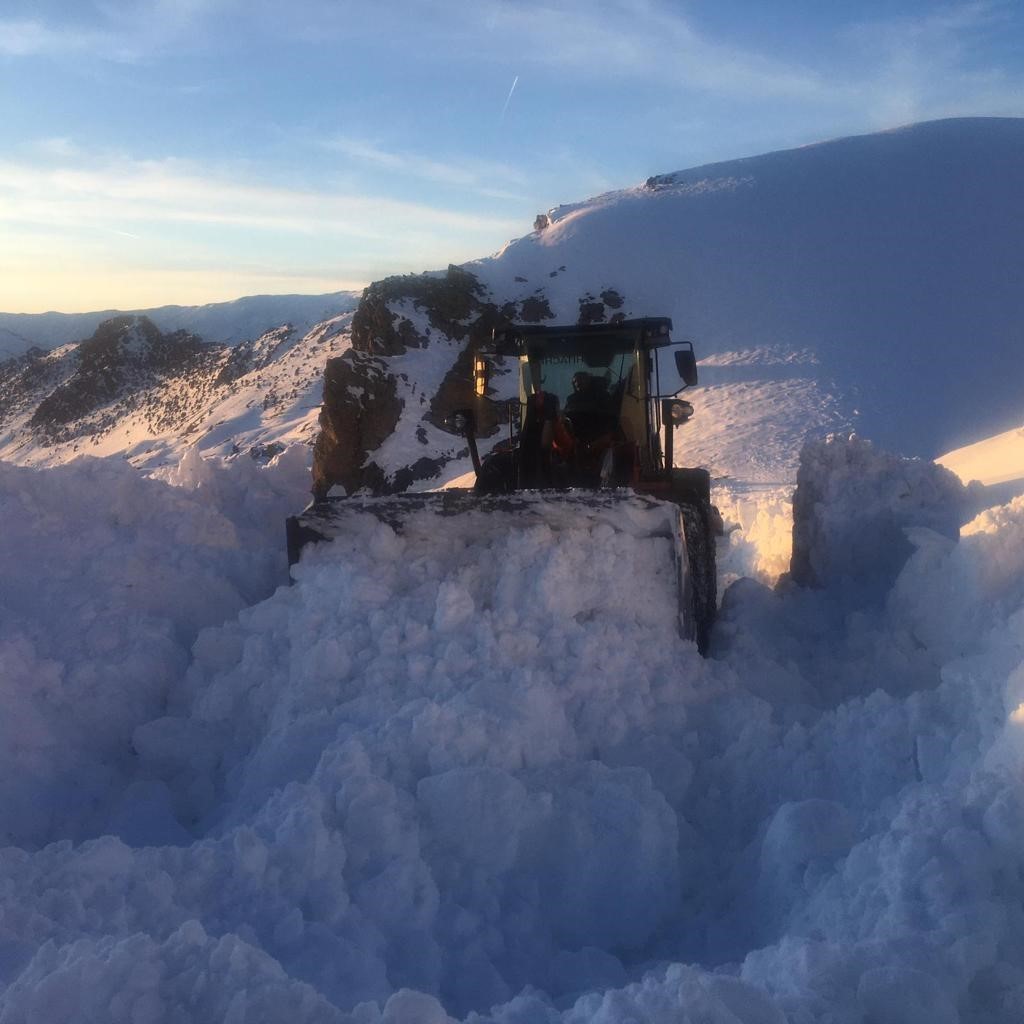 Şırnak&rsquo;ta karla m&uuml;cadele s&uuml;r&uuml;yor

