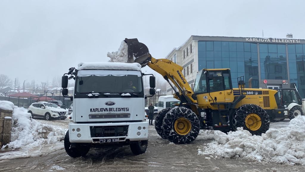 Karlıova’da iki hafta içinde 500 kamyona yakın kar ilçe dışına atıldı