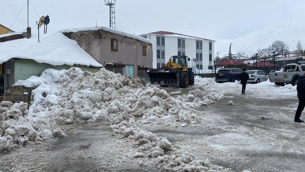 Karlıova&rsquo;da iki hafta i&ccedil;inde 500 kamyona yakın kar il&ccedil;e dışına atıldı

