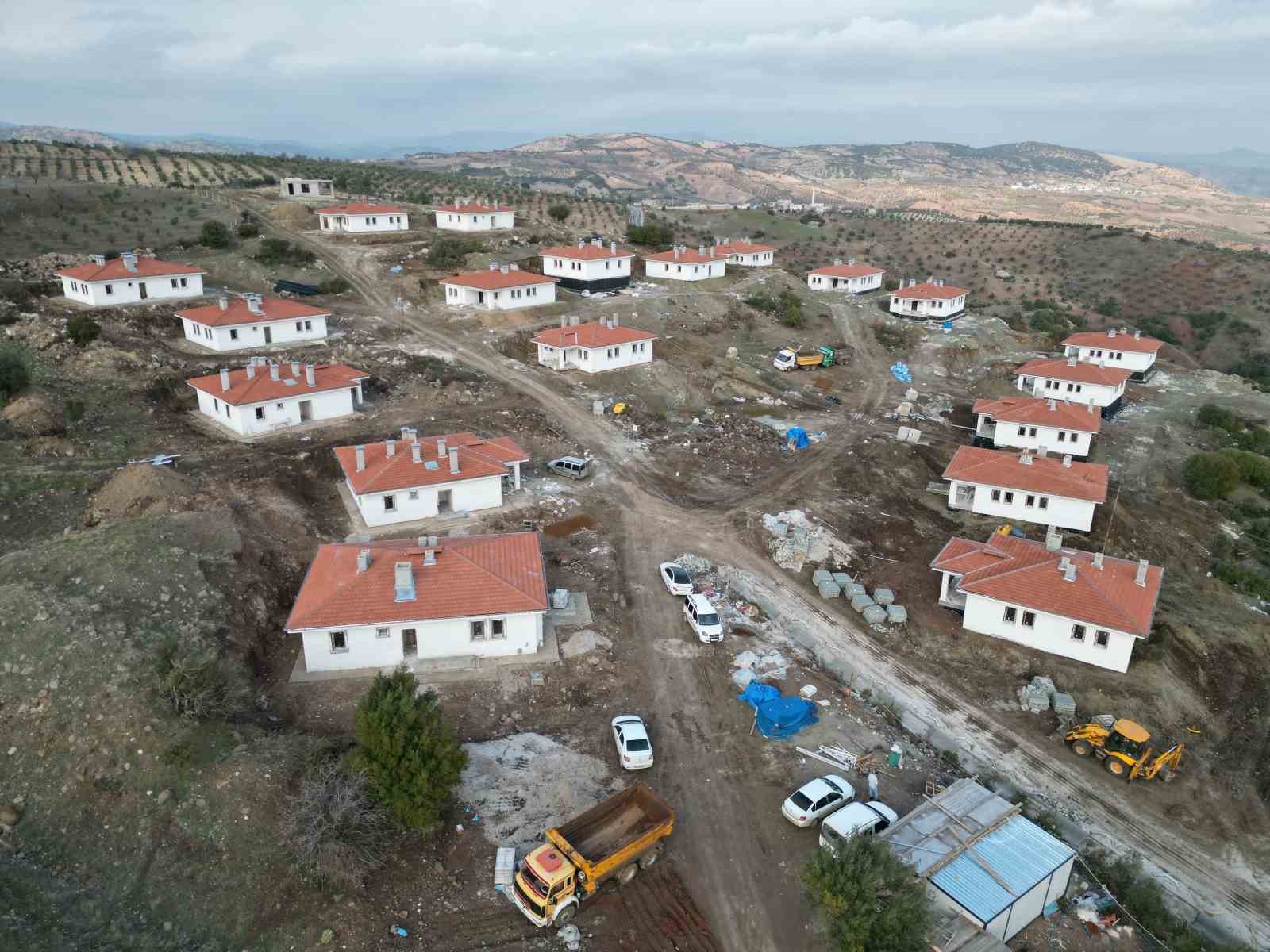 Kilis’te depremzedeler için yapılan köy evlerinin inşası sürüyor