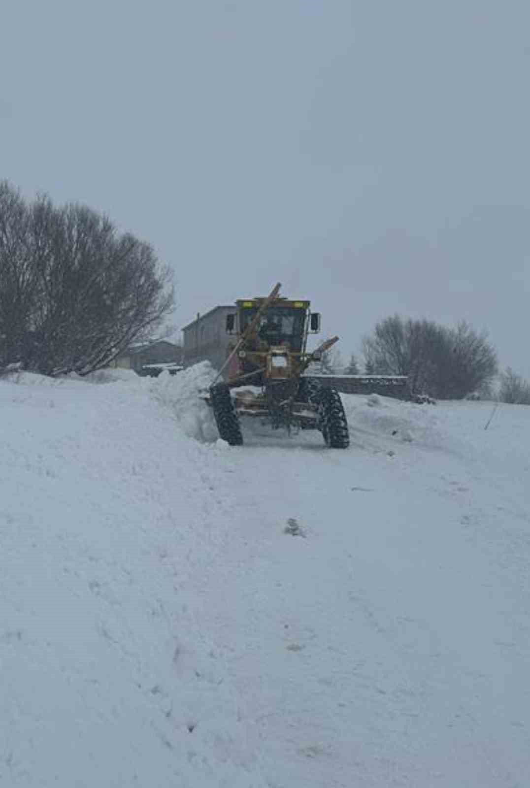 Arpa&ccedil;ay&rsquo;da 3 k&ouml;y yolu ulaşıma kapandı
