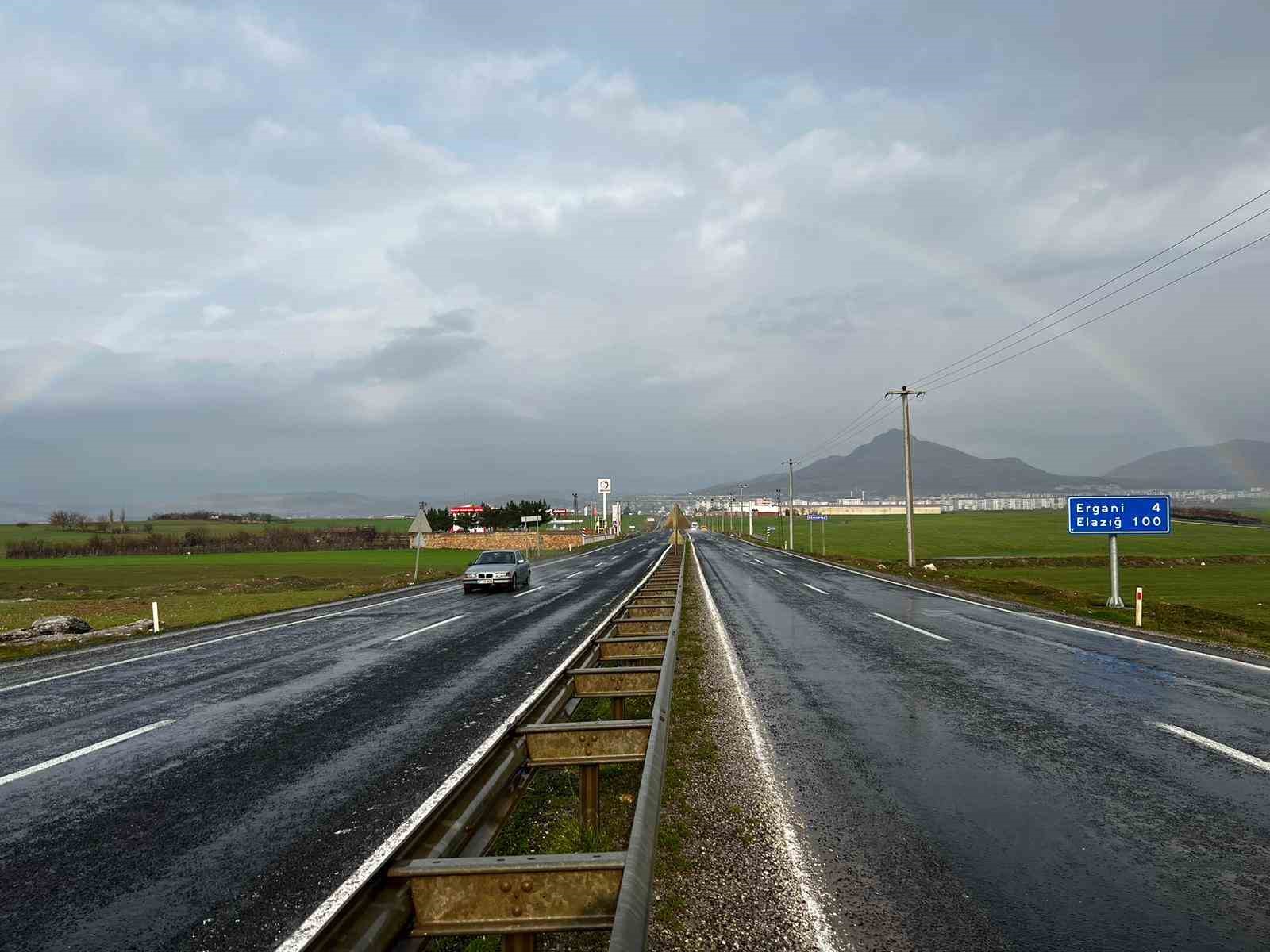 Ergani’de yağmur sonrası ortaya çıkan gökkuşağı görsel şölen oluşturdu