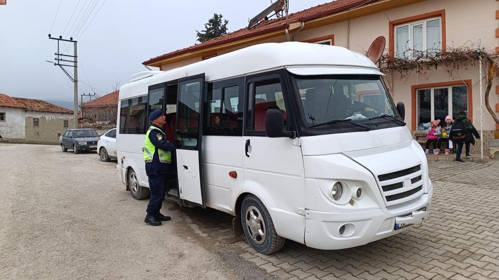 Burdur&rsquo;da trafik denetiminde 371 ara&ccedil; s&uuml;r&uuml;c&uuml;s&uuml;ne cezai işlem uygulandı
