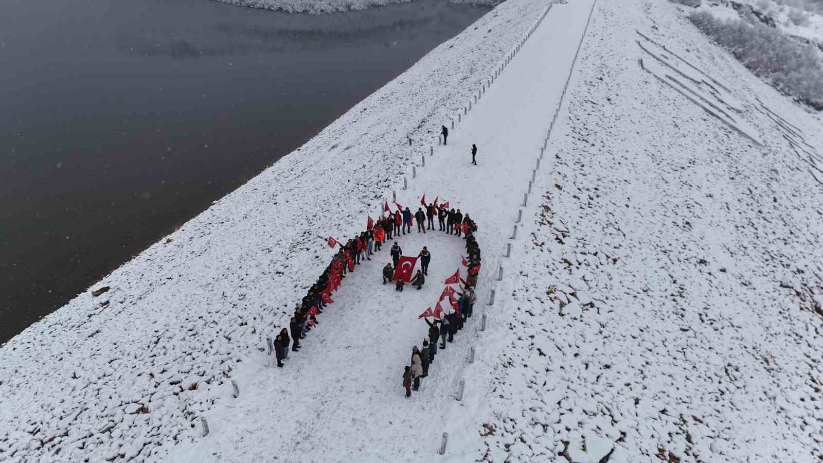 Karlı havada şehit Mehmetçikler için yürüdüler
