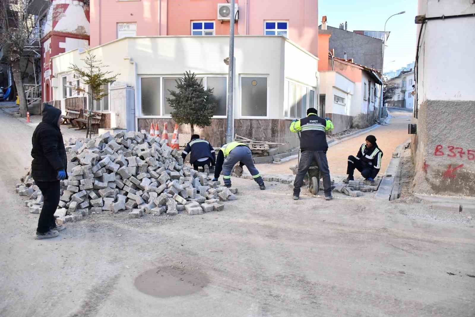 Emet Belediyesinin parke taşı ve yağmur kanalları döşeme çalışmaları