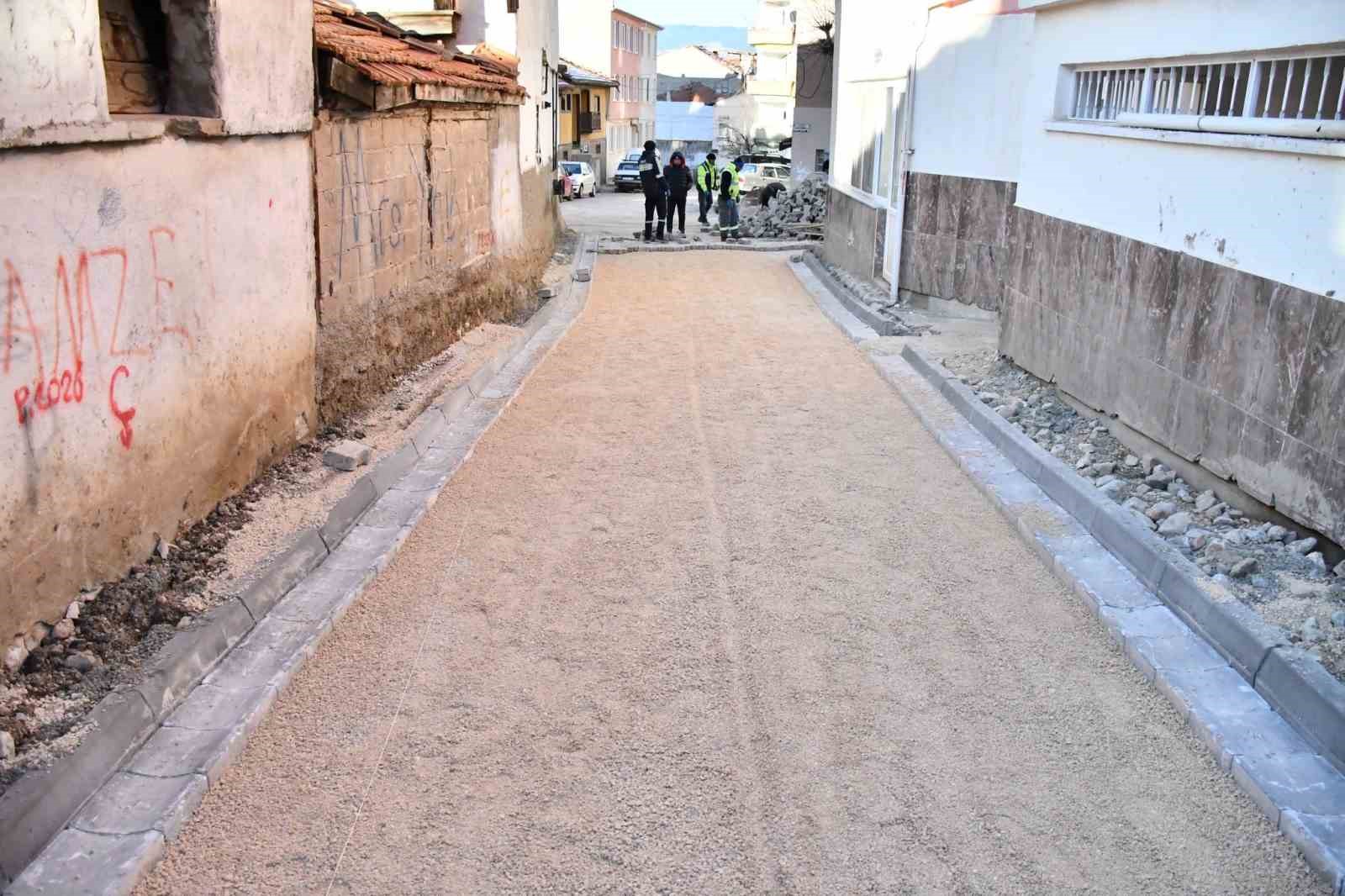 Emet Belediyesinin parke taşı ve yağmur kanalları döşeme çalışmaları