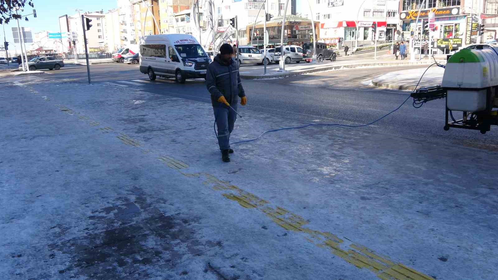 Buzlanan kaldırımlar solüsyonla çözülüyor