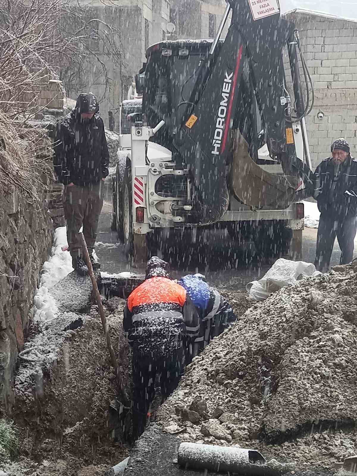 Kar yağışı altında hummalı &ccedil;alışma
