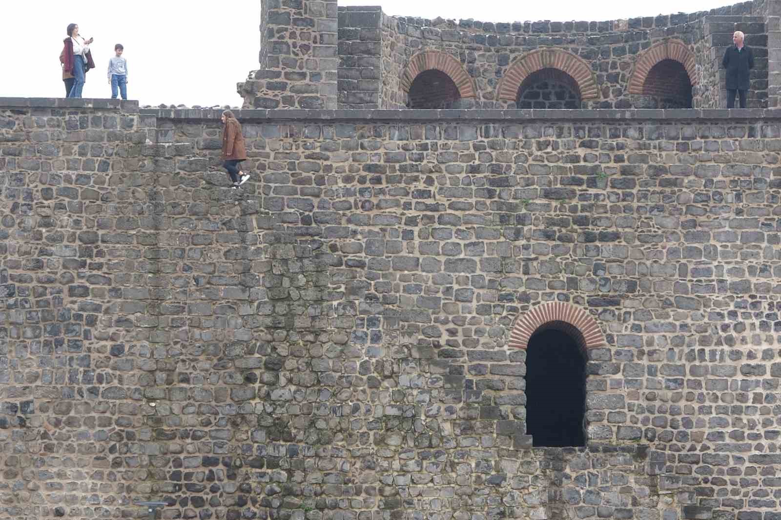 Diyarbakır’ın tarihi surlarında ’fotoğraf’ tehlikesi