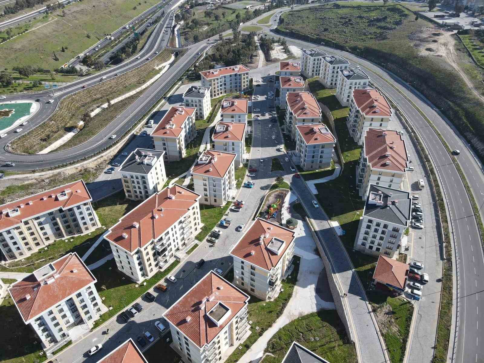 Bayraklı’da TOKİ konutlarının çevre düzenlemesi tamam