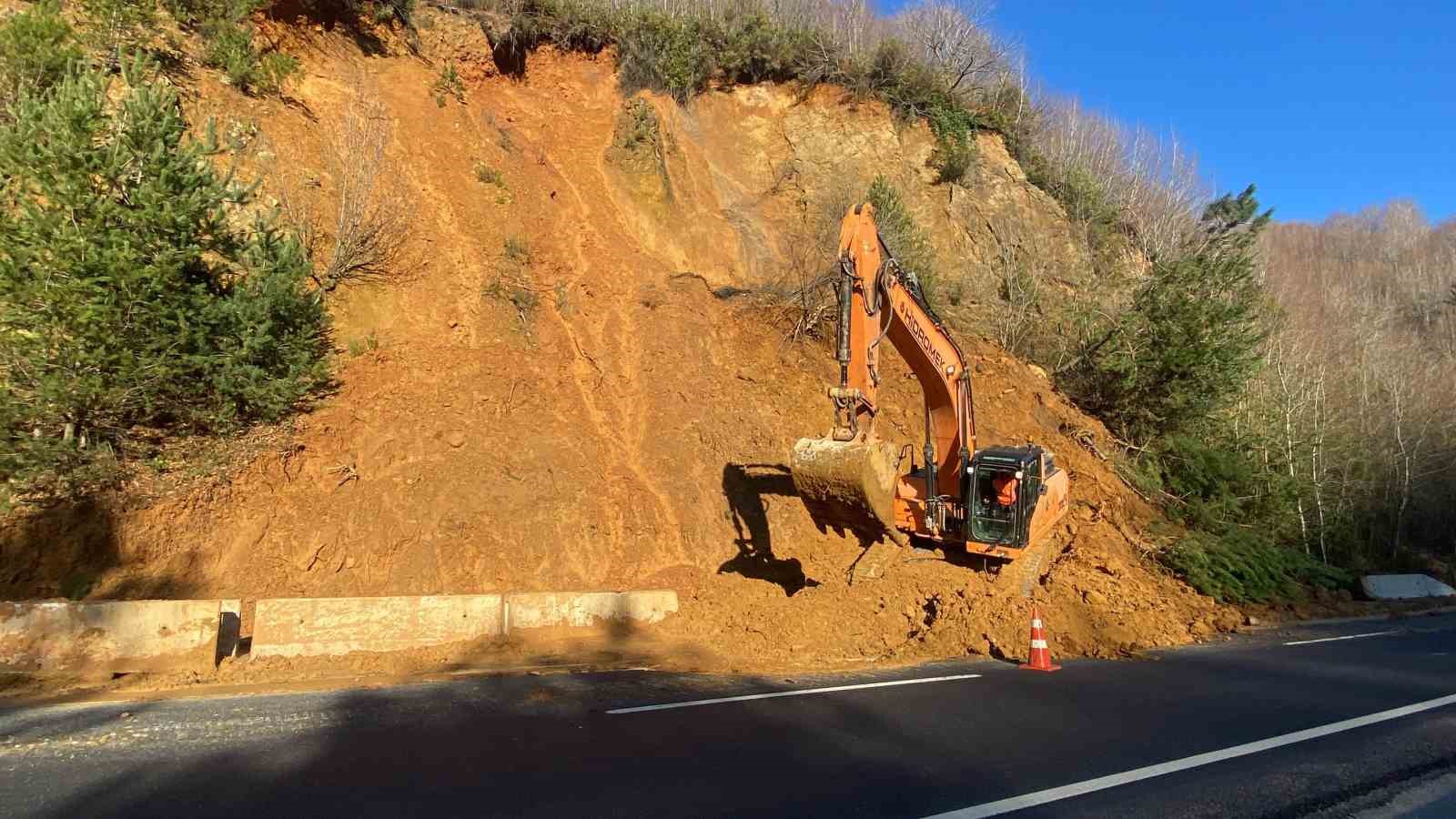 Karayolundaki heyelanı temizleme &ccedil;alışması havadan g&ouml;r&uuml;nt&uuml;lendi
