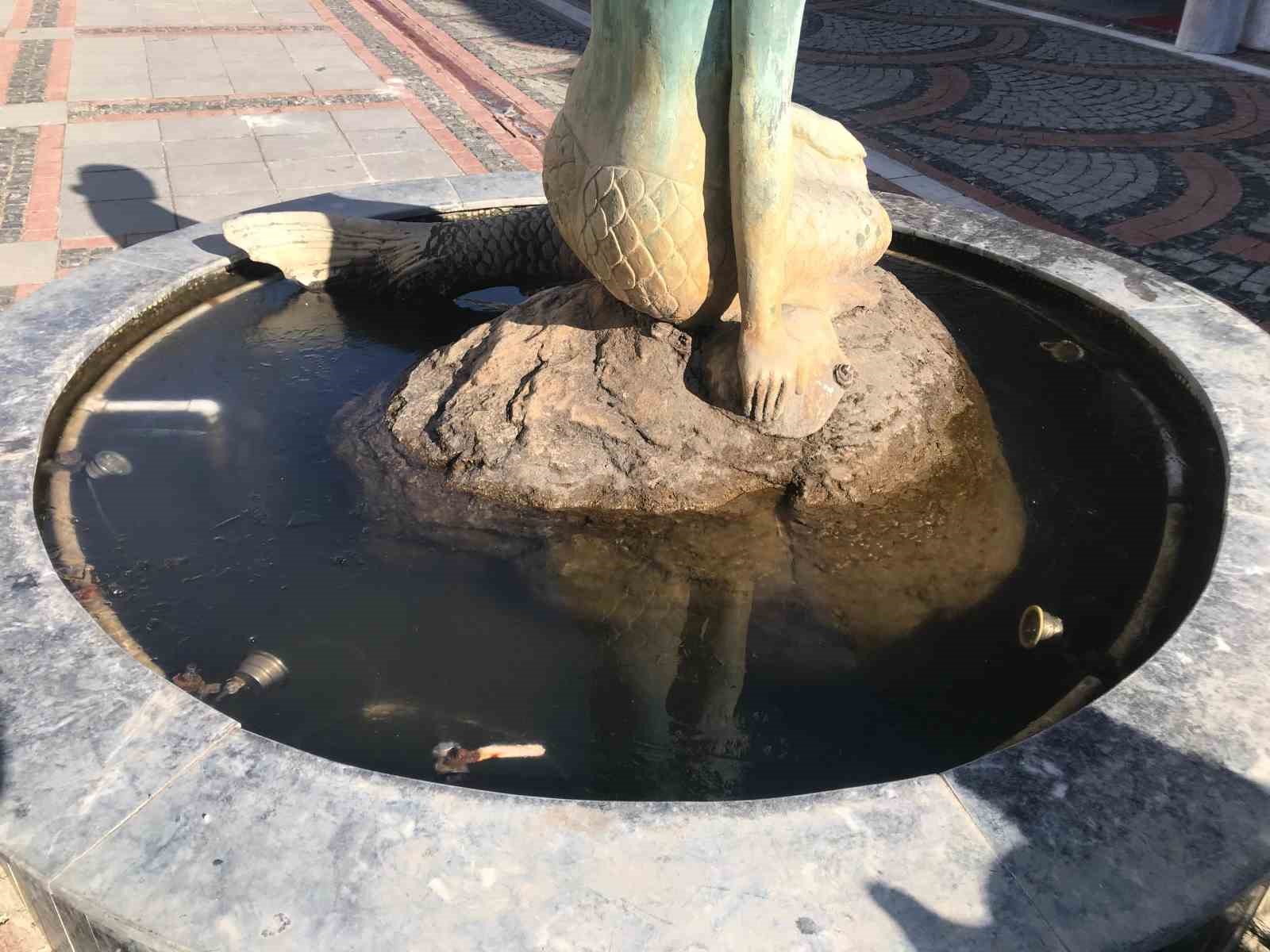 Edirne kuru ayaza teslim oldu, havuzlar dondu
