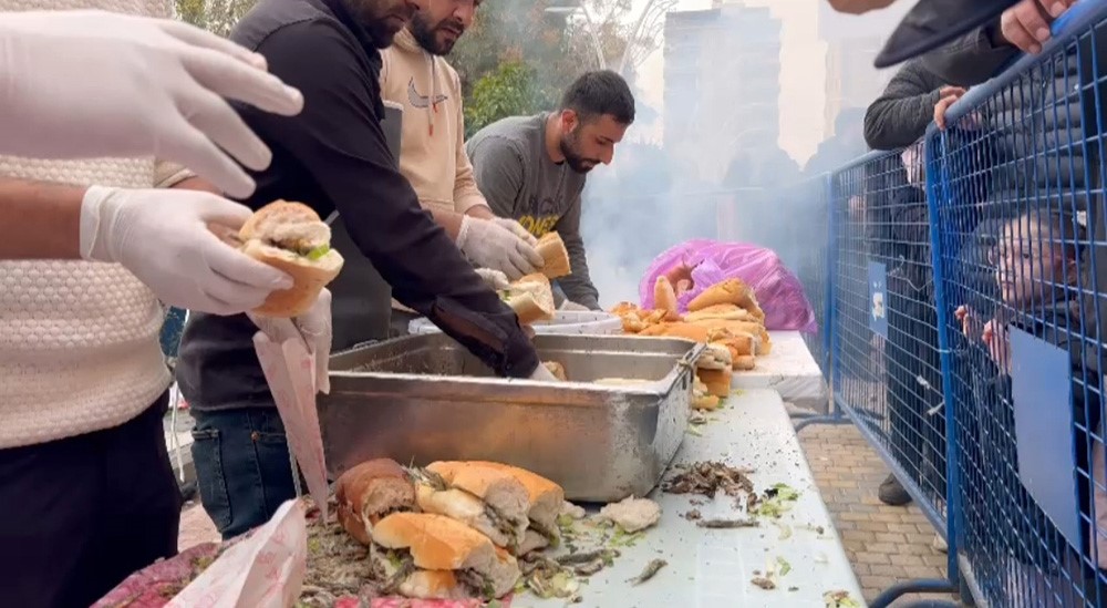 Mardin’de düzenlenen festivalde 1 ton hamsi dağıtıldı