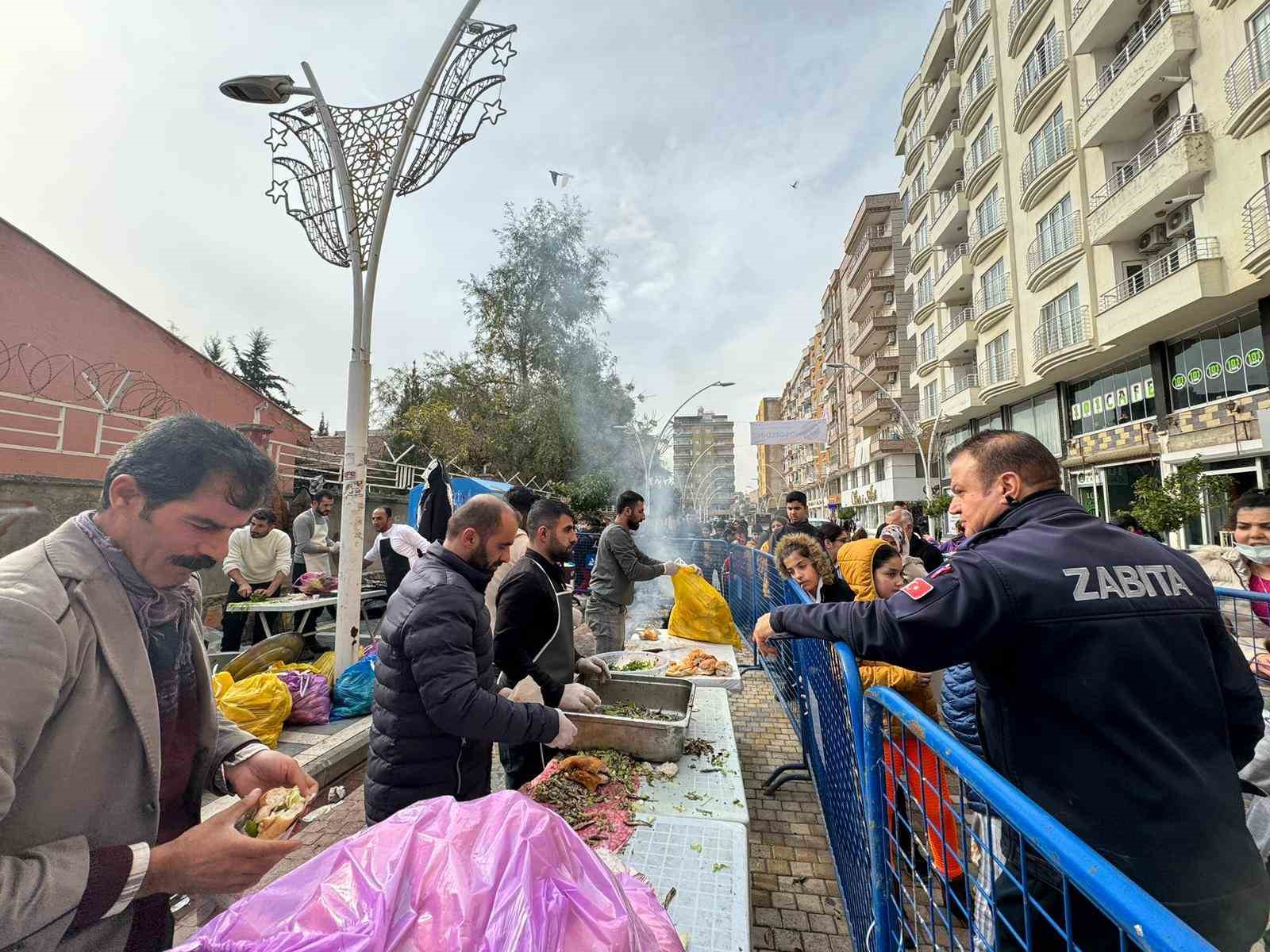 Mardin’de düzenlenen festivalde 1 ton hamsi dağıtıldı