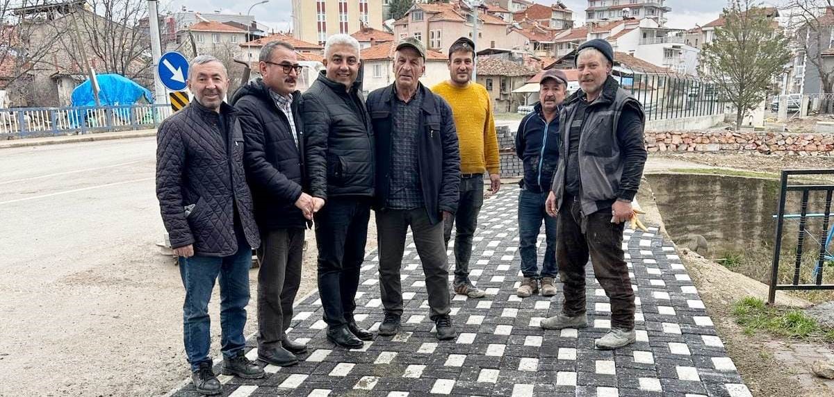 Hisarcık’ta kaldırımlara döşenen siyah beyaz dekoratif parke taşları görsel güzellik sunuyor