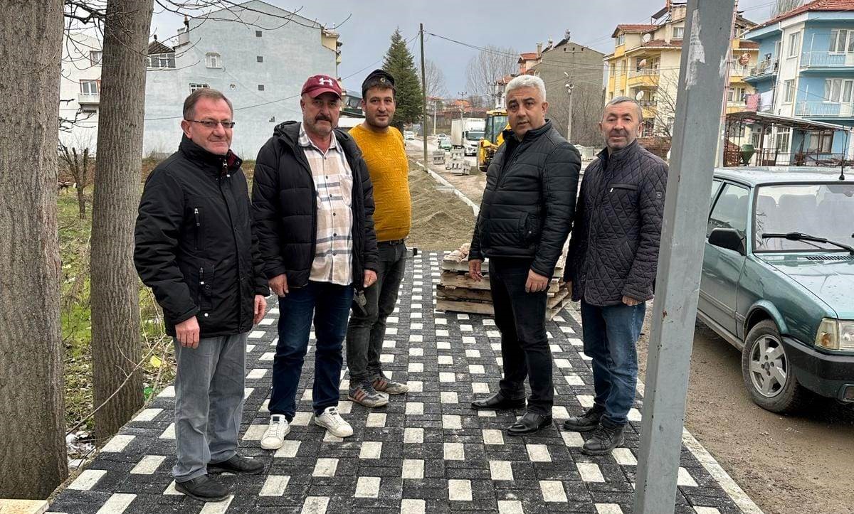 Hisarcık’ta kaldırımlara döşenen siyah beyaz dekoratif parke taşları görsel güzellik sunuyor