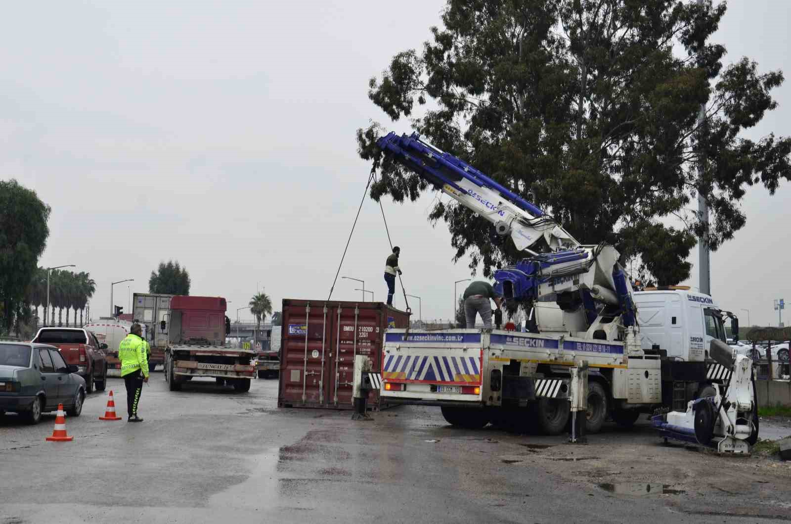 Mersin’de tırın üzerinden düşen konteyner belediye otobüsüne çarptı
