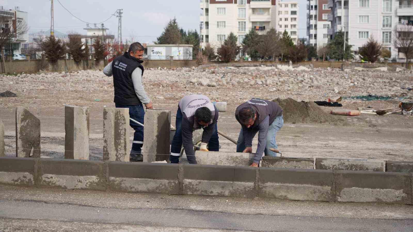 Millet Caddesinde refüj düzenleme çalışmaları devam ediyor