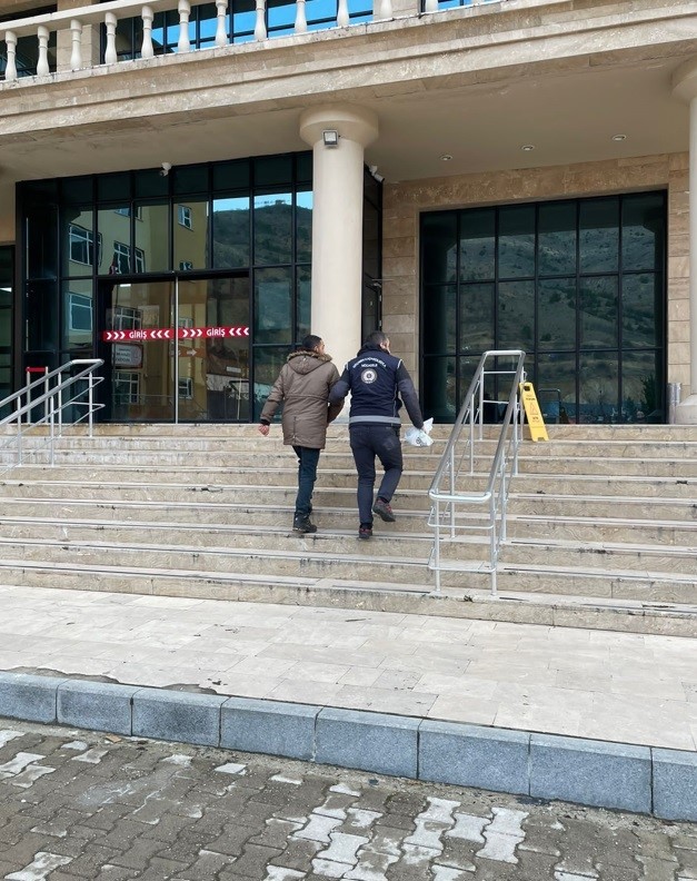 G&uuml;m&uuml;şhane&rsquo;de g&ouml;&ccedil;men ka&ccedil;ak&ccedil;ılığı operasyonu: 1 kişi tutuklandı
