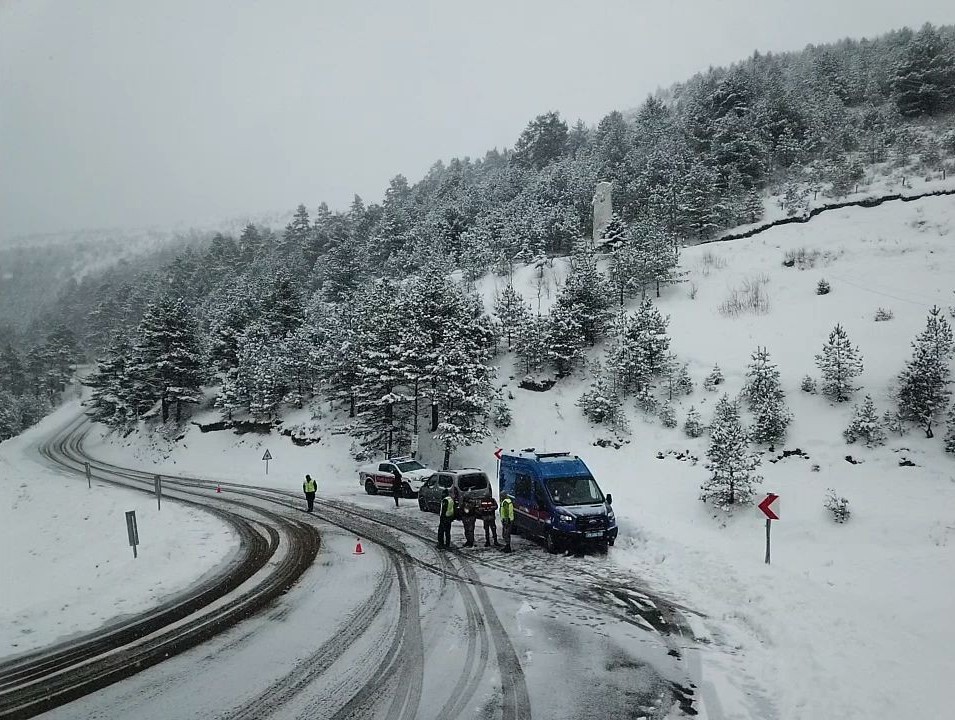 Zigana Dağı Kayak Tesisi&rsquo;nde g&uuml;venli kış turizmi i&ccedil;in jandarma &ccedil;alışmalarını s&uuml;rd&uuml;r&uuml;yor
