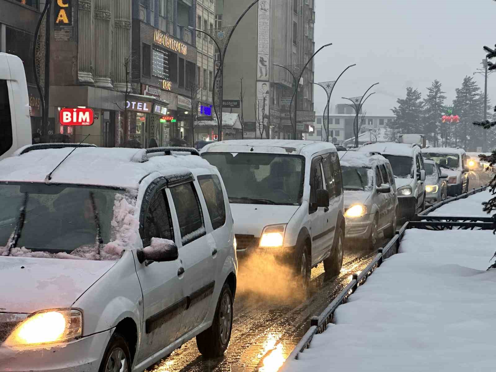 Y&uuml;ksekova&rsquo;da kar yağışı
