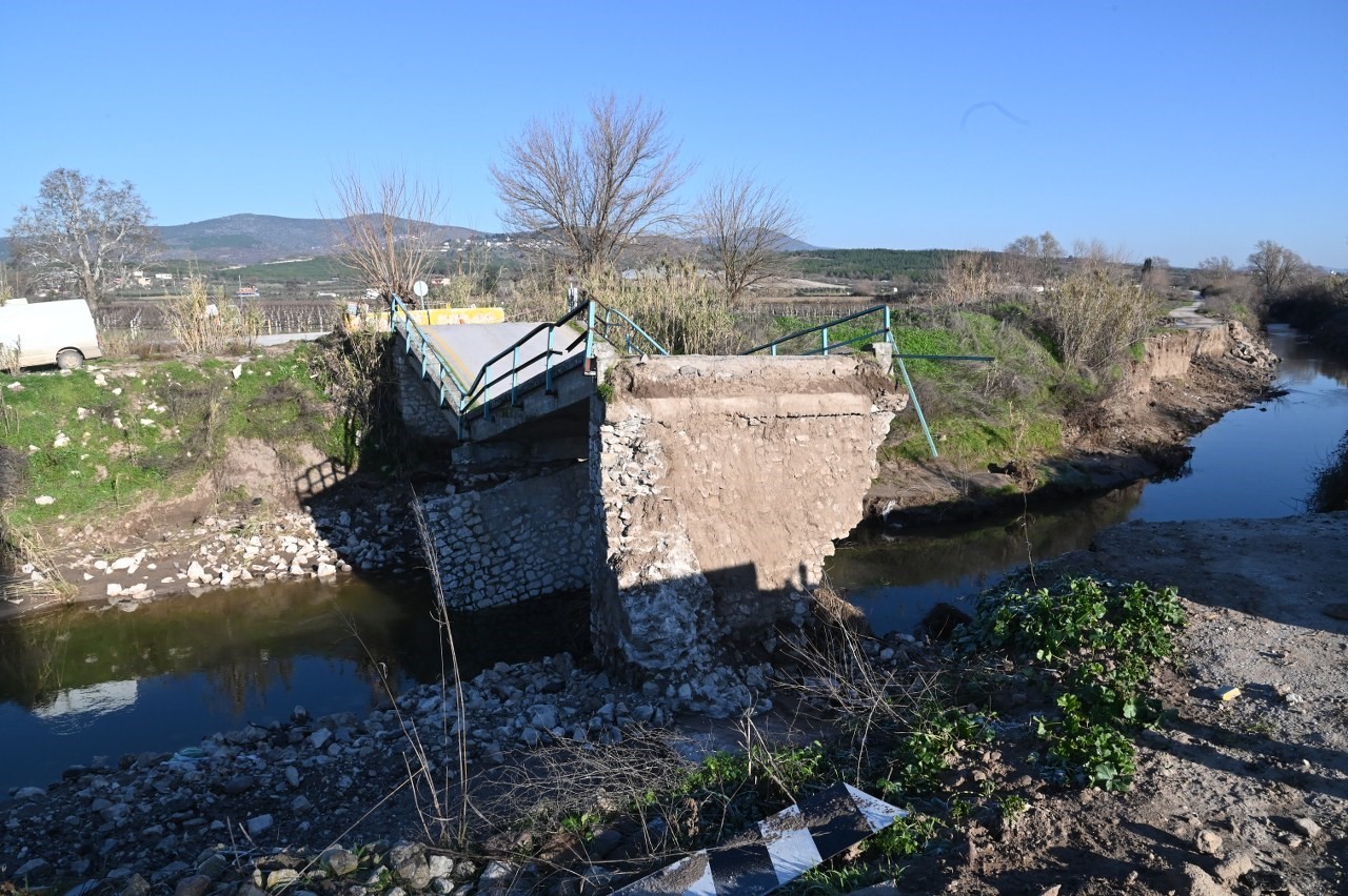 Sağanak yağış sonrası yıkılan Sarma Çayı Köprüsü yeniden inşa edilecek