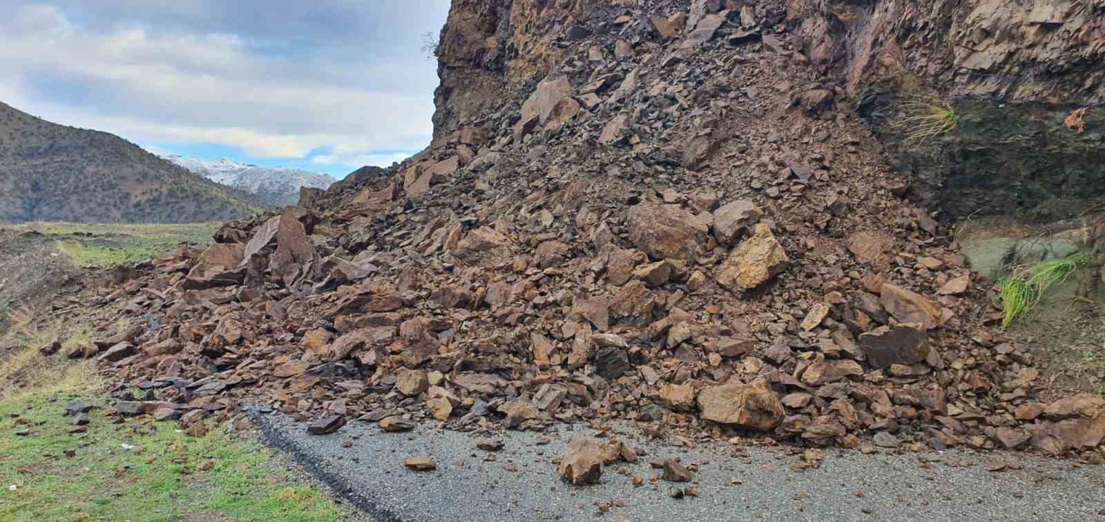 Sason’da heyelan nedeniyle kapanan köy yolu ulaşıma açıldı