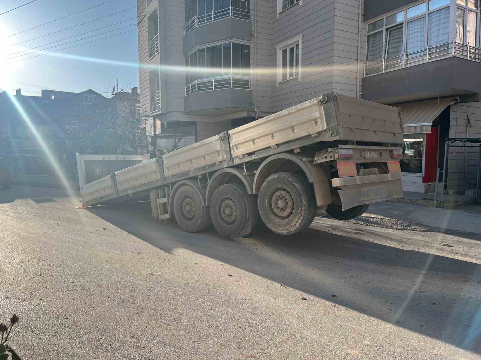 Seyir halindeki tırın dorsesi ayrılıp otomobile &ccedil;arptı: 1 &ccedil;ocuk yaralı
