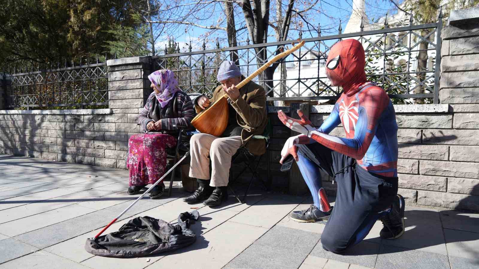 Şehir şehir gezen "&ouml;r&uuml;mcek adam" Kırıkkale&rsquo;de: Y&uuml;zlerce yıllık efsane lezzete hayran kaldı
