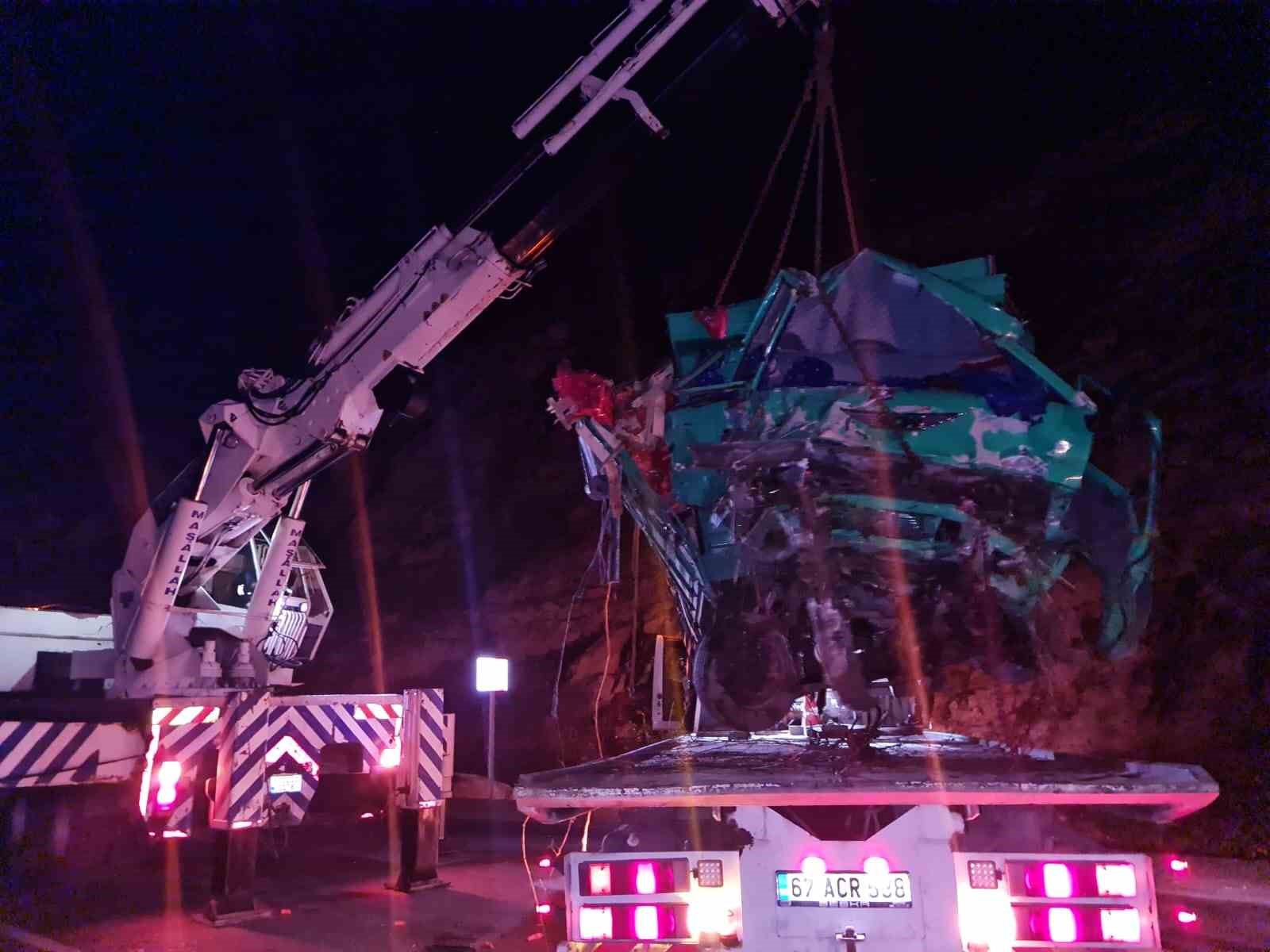 Sebze y&uuml;kl&uuml; kamyon devrildi: 1 yaralı
