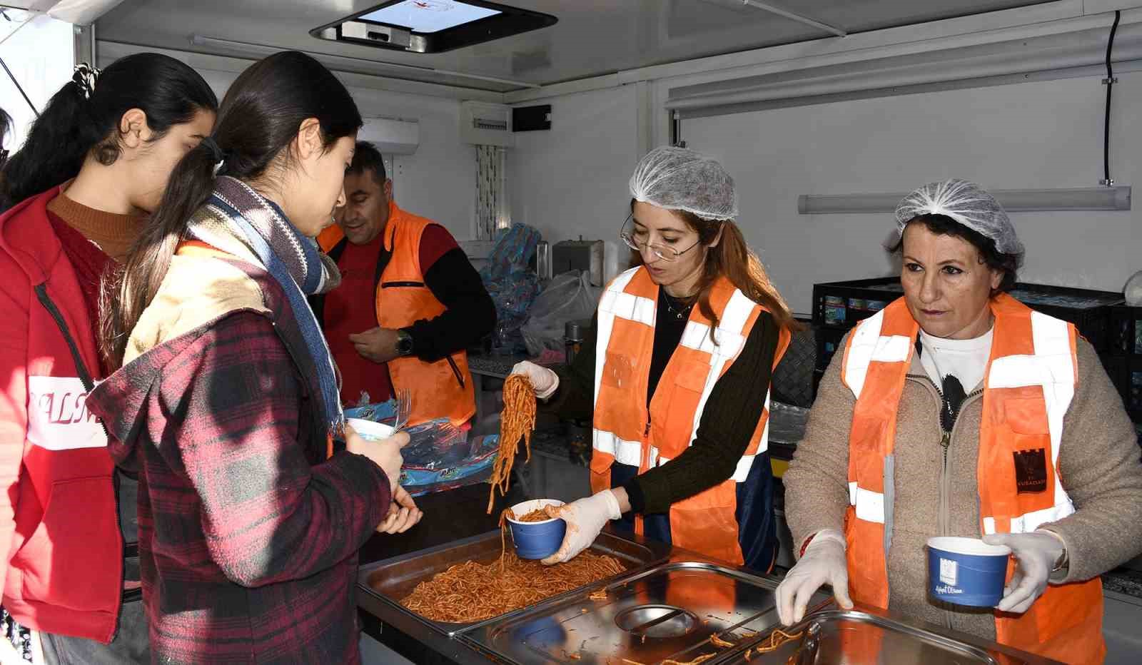 Kuşadası Belediyesi’nden makarna ve ayran ikramı
