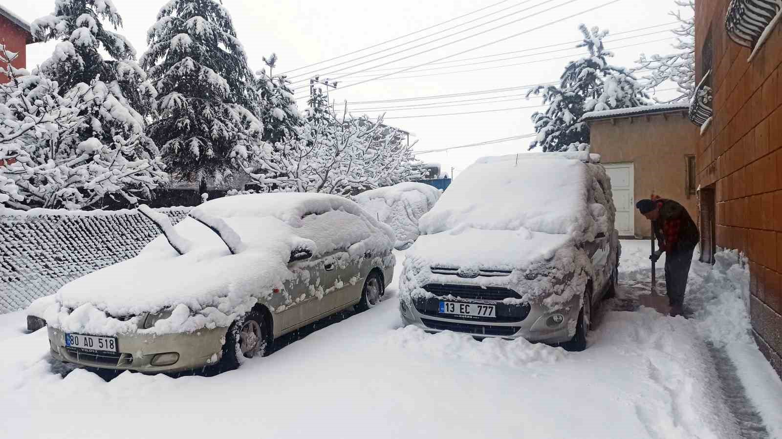 Ahlat&rsquo;ta yoğun kar yağışı

