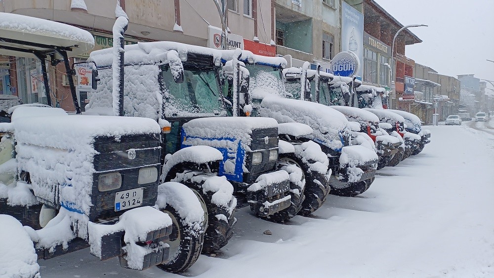 Malazgirt’te kar yağışı: 33 köy yolu kapandı