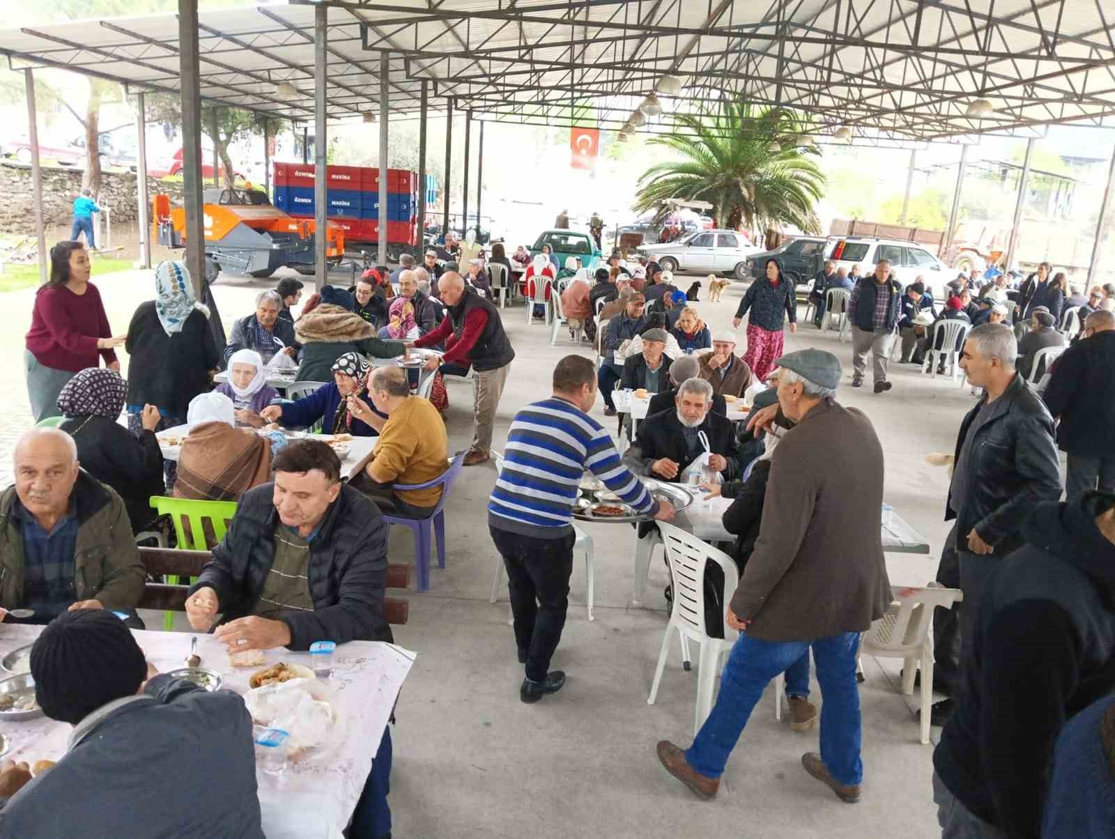 Şinasi öğretmen, 19 yıl görev yaptığı köyde unutulmadı